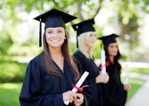 Девушка на получении диплома магистра